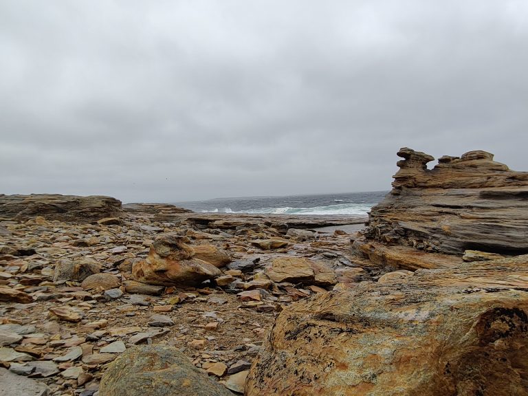 Берег рыжих камней, полуостров Средний